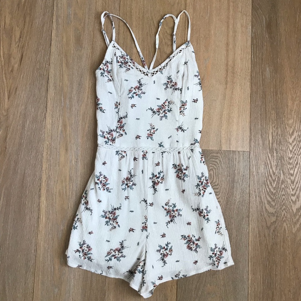 HOLLISTER CREAM + FLORAL ROMPER